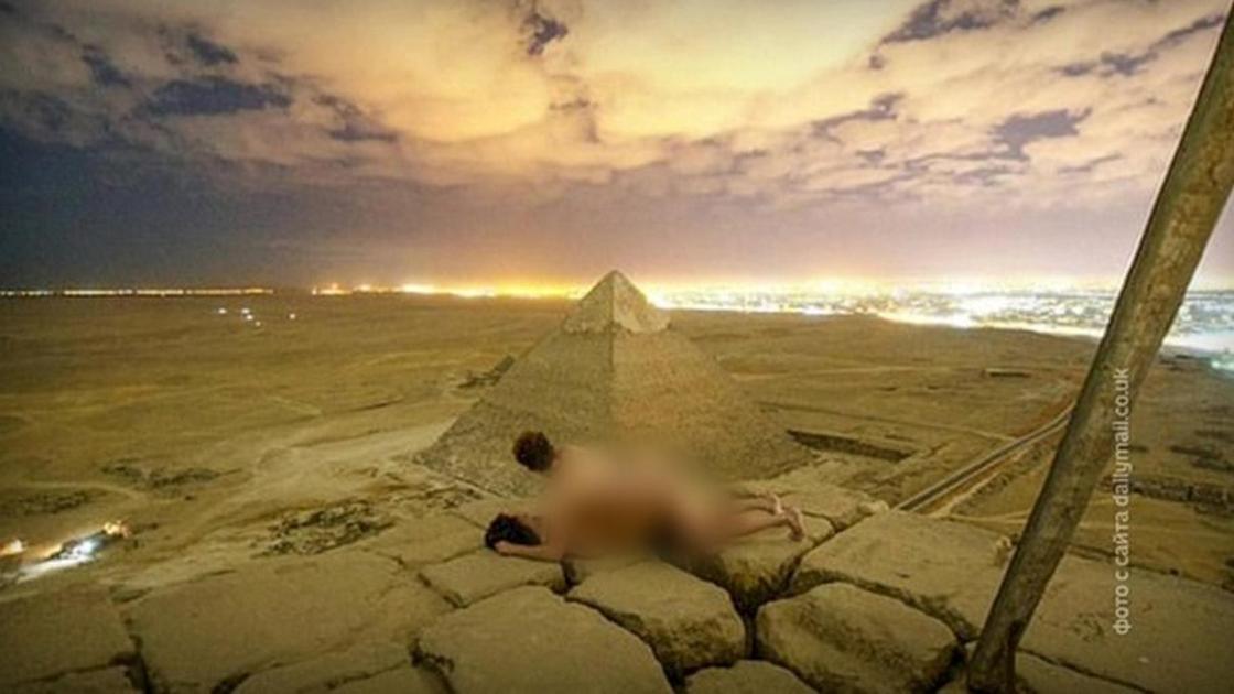 Оргия на чуде света: туристы занялись сексом на вершине пирамиды Хеопса