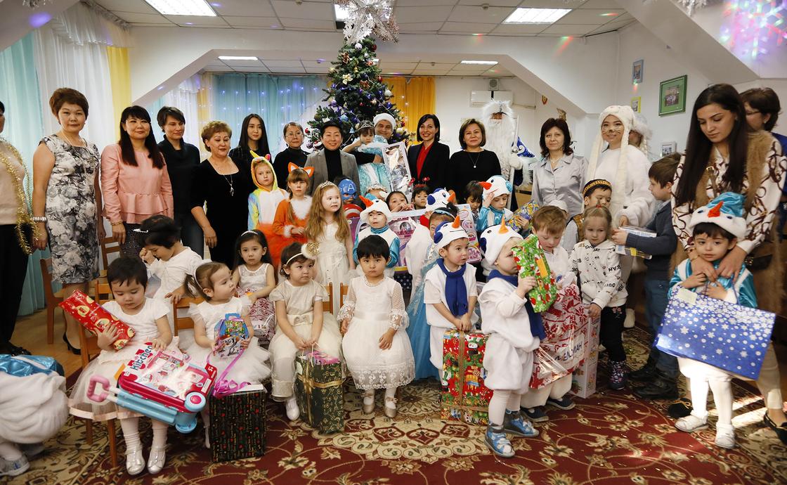 "Дорогой Дедушка Мороз, меня зовут Снежана": сотрудники банка исполнили желания детей в канун Нового года