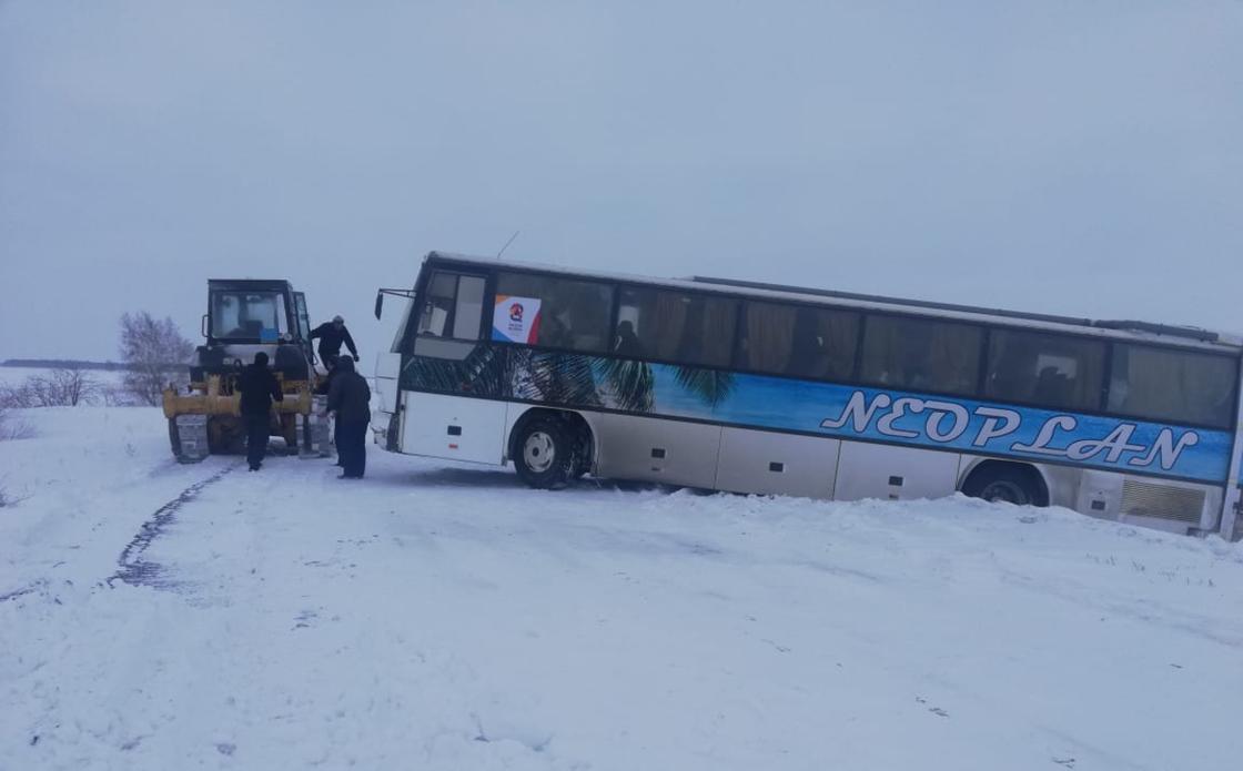 Хоккеисты из Актобе застряли в снежном заносе