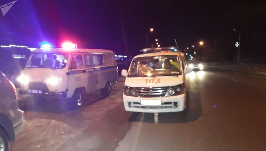 Машину разорвало на куски: трое человек пострадали в серьезном ДТП в Алматы