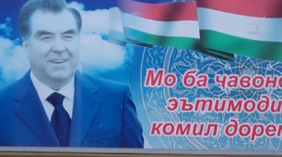 "Ни света, ни воздуха": баннер с президентом Рахмоном уже год мешает жить людям в Таджикистане