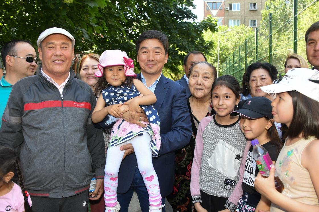 "Соседи стали общаться, ходить в гости": Байбек рассказал о благоустройстве дворов в Алматы