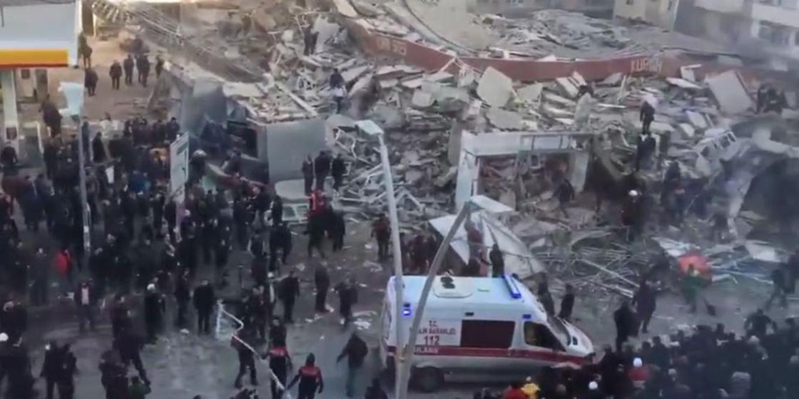 Обрушение многоэтажки в Стамбуле попало на видео
