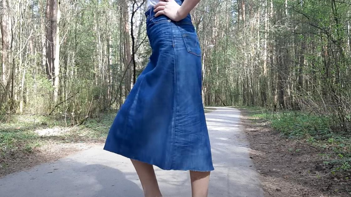 Длинная джинсовая юбка одета на девушке