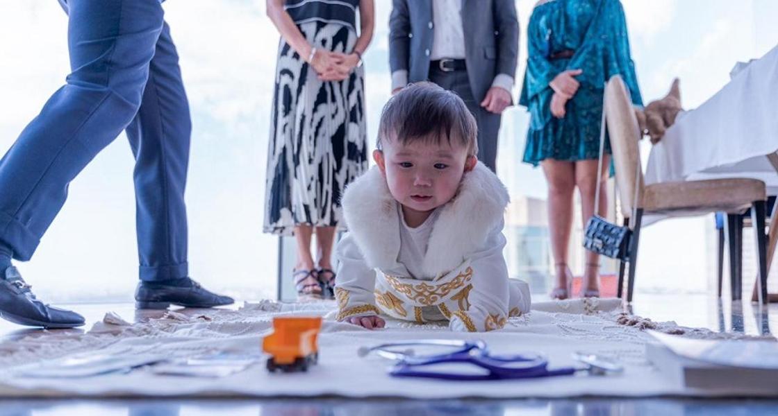 "Чтим традиции": обряд "Тұсау кесер" провели сыну консула Казахстана в Австралии (фото, видео)