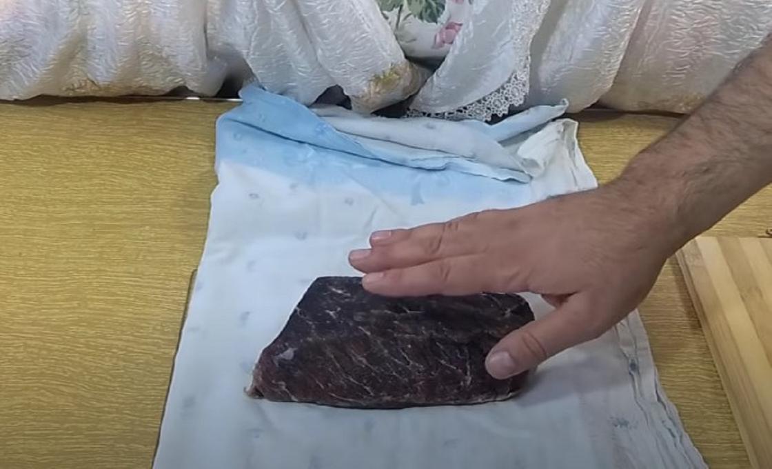 Заворачивание мяса в ткань Заворачивание мяса в ткань