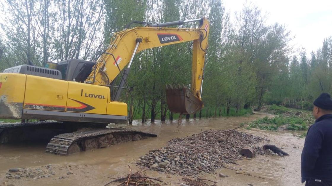 Десятки дворов подтопило в Туркестанской области из-за сильного ливня (фото)