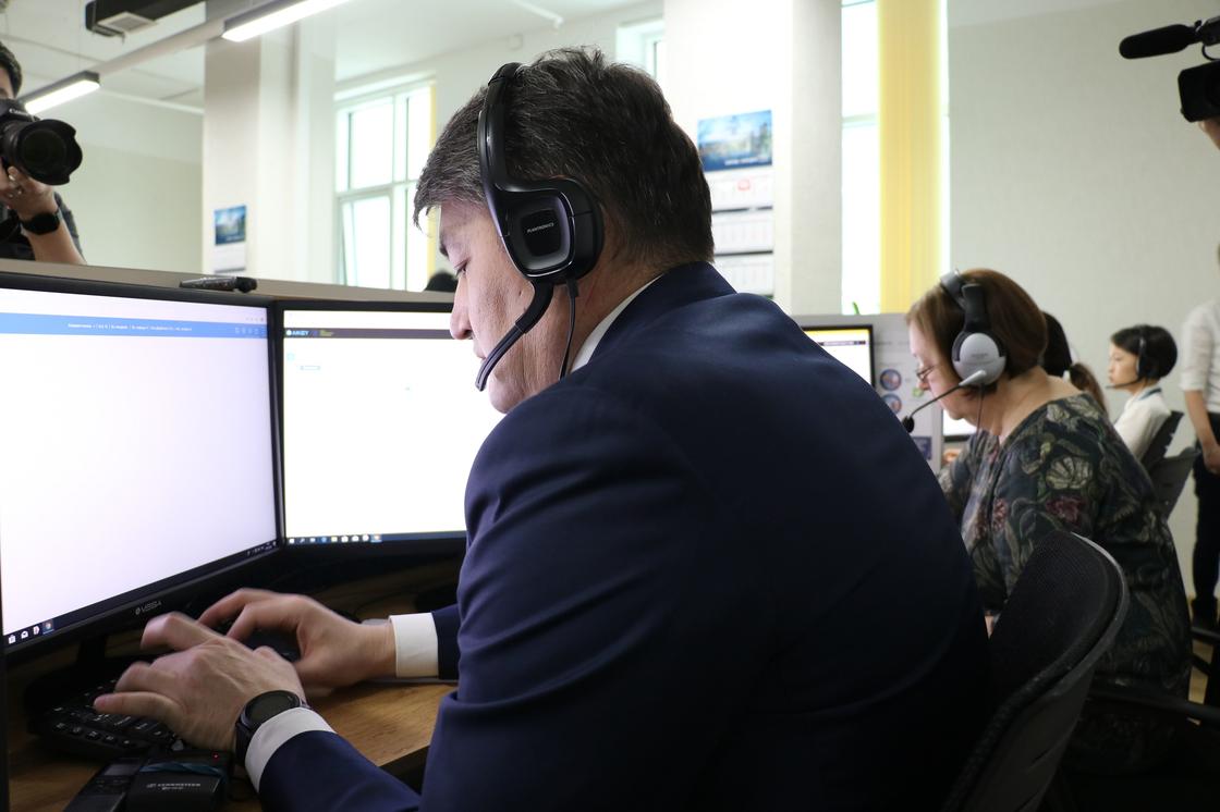«Оператор 20-й слушает вас»: Айбатыр Жумагулов ответил на вопросы казахстанцев об ОСМС