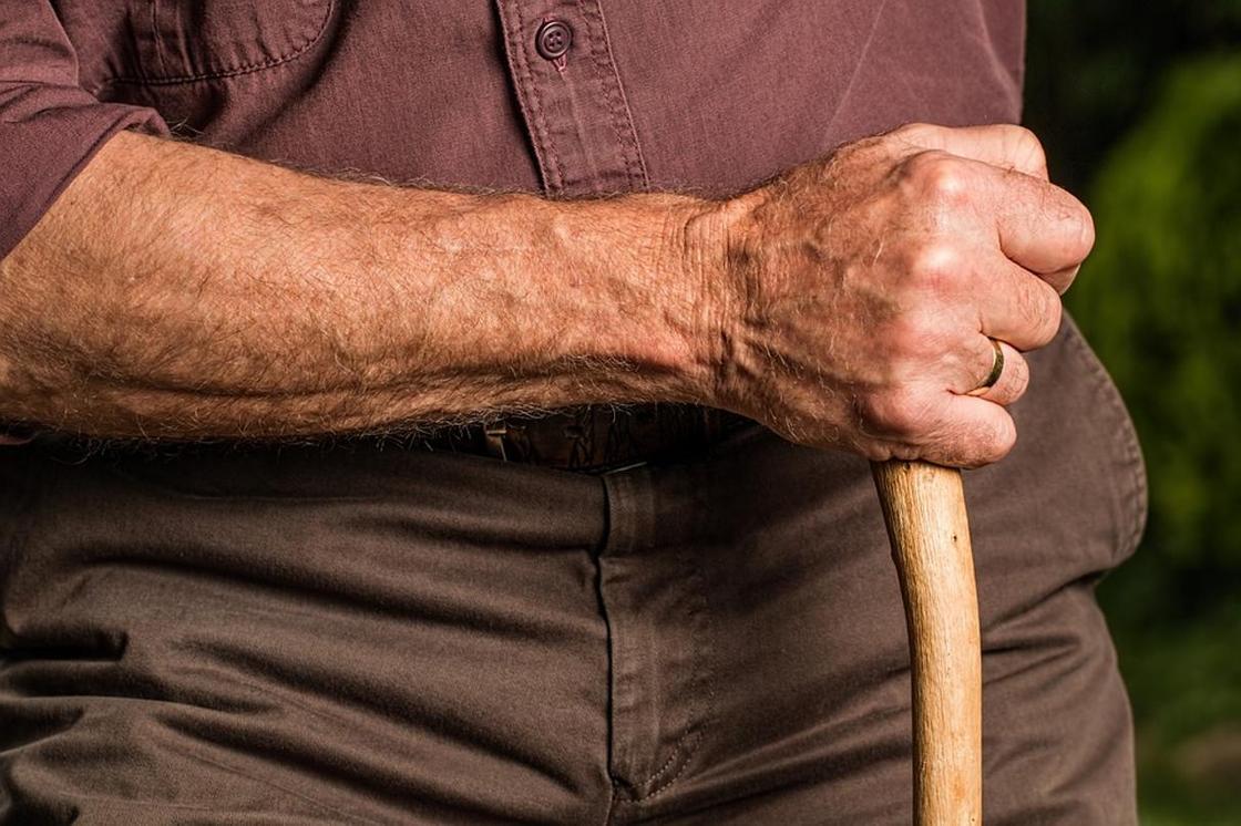 95-летнего дедушку вылечили от тяжелой формы коронавируса в Алматы 95-летнего дедушку вылечили от тяжелой формы коронавируса в Алматы