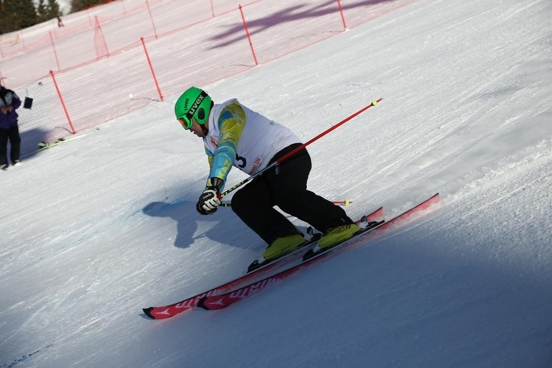 Более 300 алматинцев схлестнулись в схватке на соревнованиях по лыжному катанию