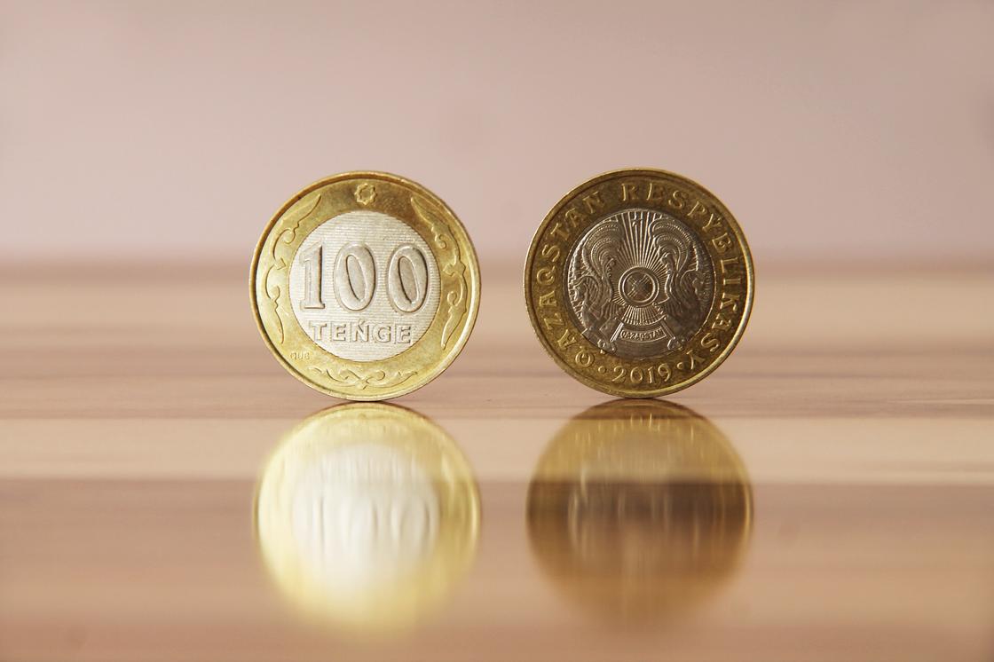 Две монеты 100 тенге стоят руба