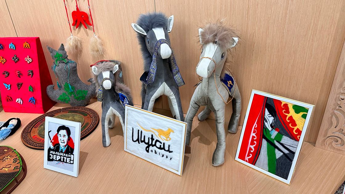 Астанада өтіп жатқан көрмедегі қолөнершілер. Фото
