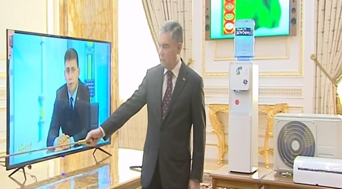 Президент Туркменистана Гурбангулы Бердымухамедов осматривает отечественную технику