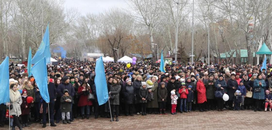 10 тысяч карагандинцев спели и станцевали в центральном парке