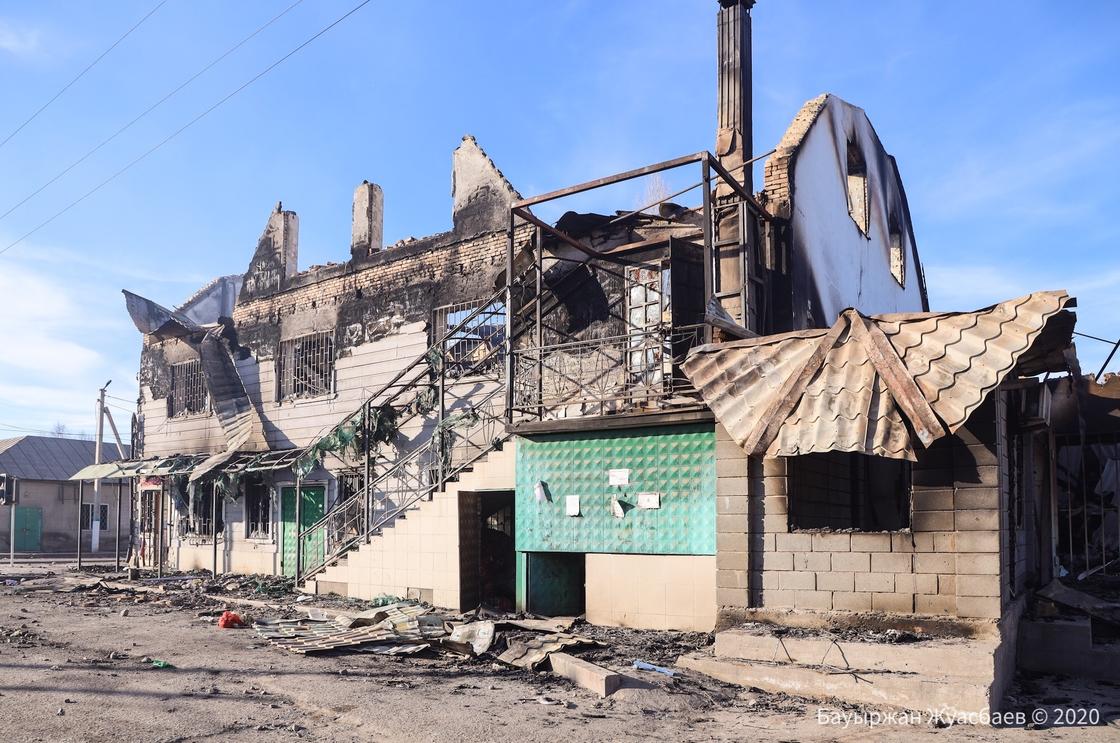 Человеческие останки нашли на месте сгоревшего центра в Кордайском районе