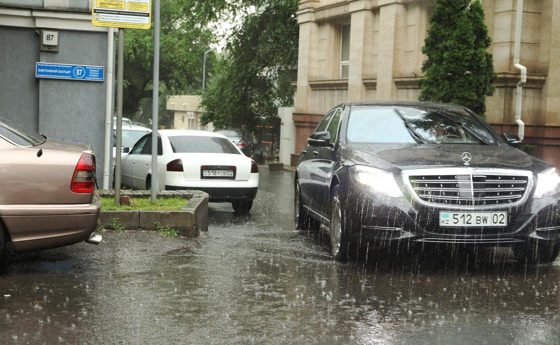 Как в тропиках: сильный ливень обрушился на Алматы (фото, видео)