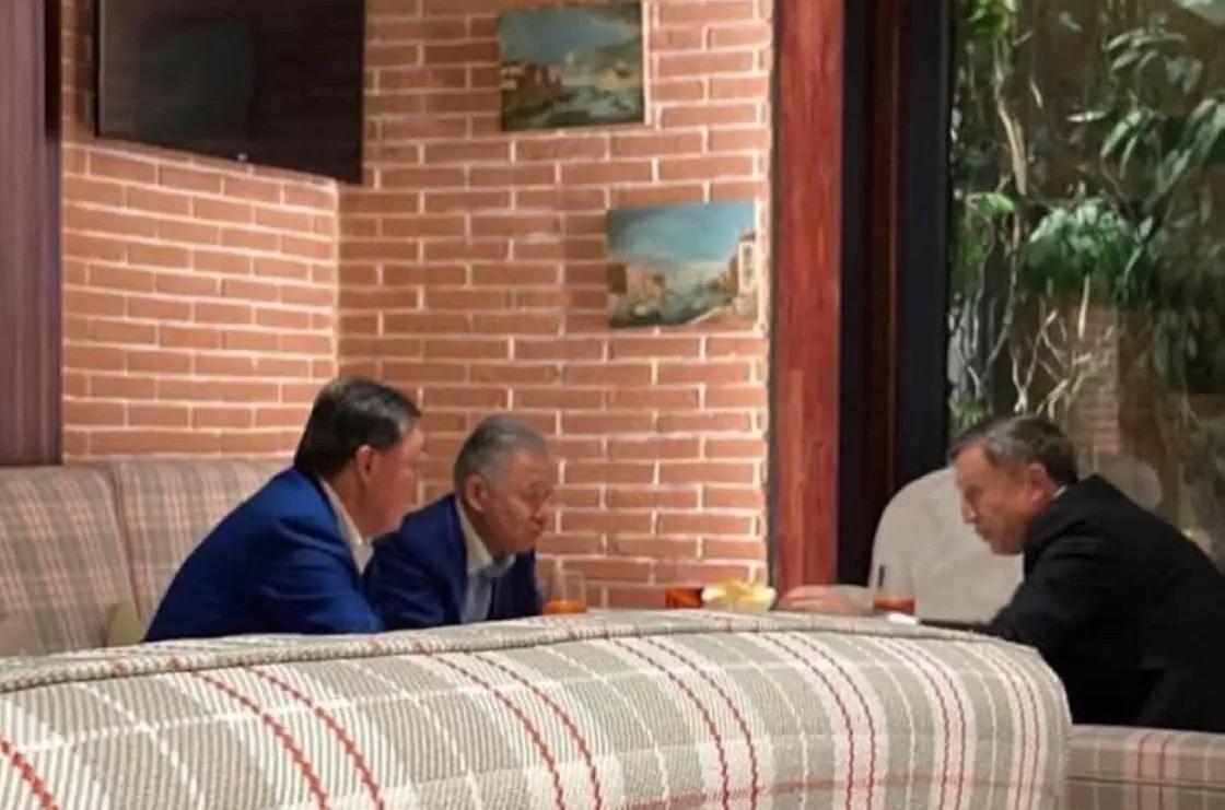 Асқар Мамин мейрамханада Нығматулин және Жақсыбековпен отыр Асқар Мамин мейрамханада Нығматулин және Жақсыбековпен отыр