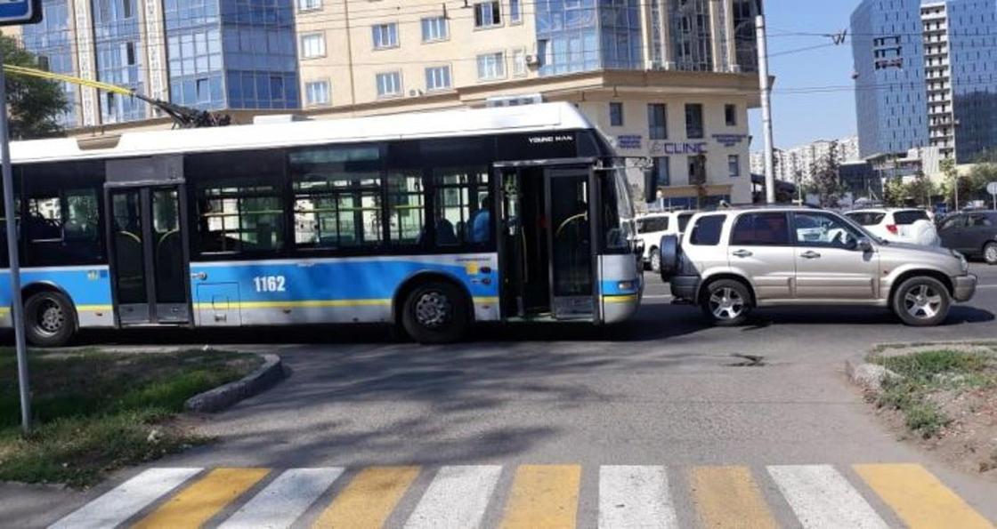 Таксист устроил ДТП с троллейбусом в Алматы