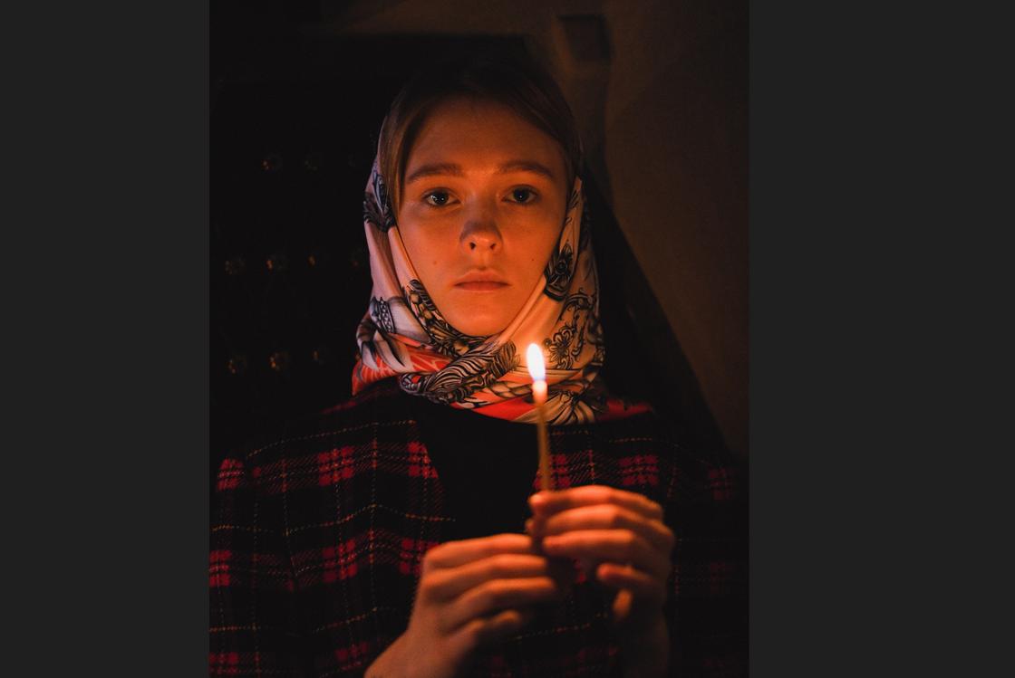 Девушка в платке со свечой в руках