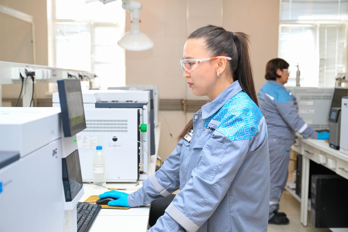 Работница на заводе
