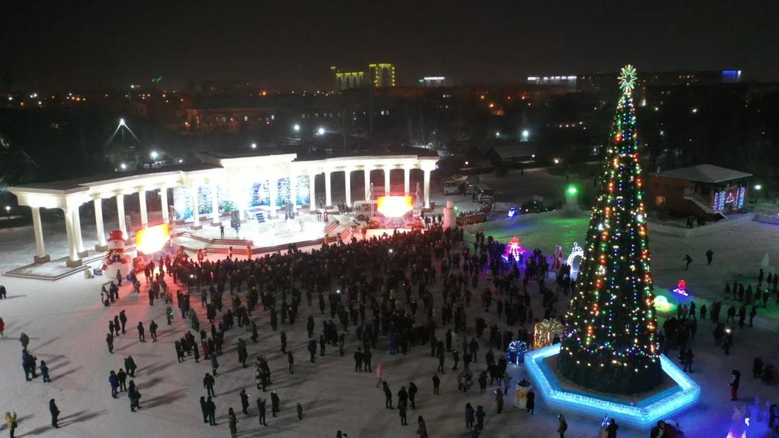 В Петропавловске торжественно зажгли новогоднюю елку