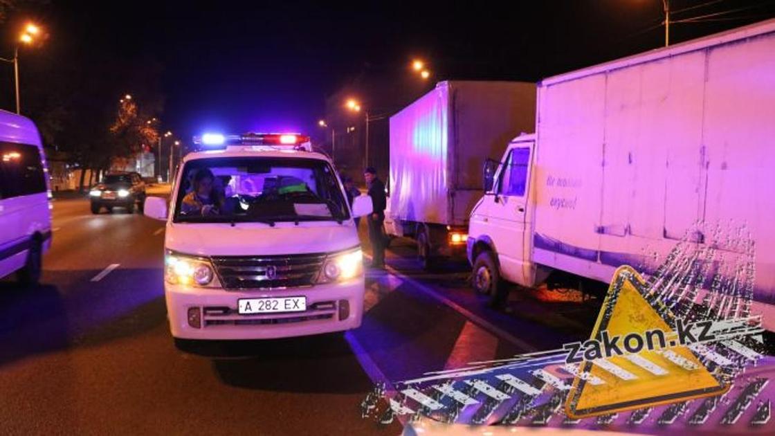 Водителя зажало между двумя грузовиками в Алматы (фото)