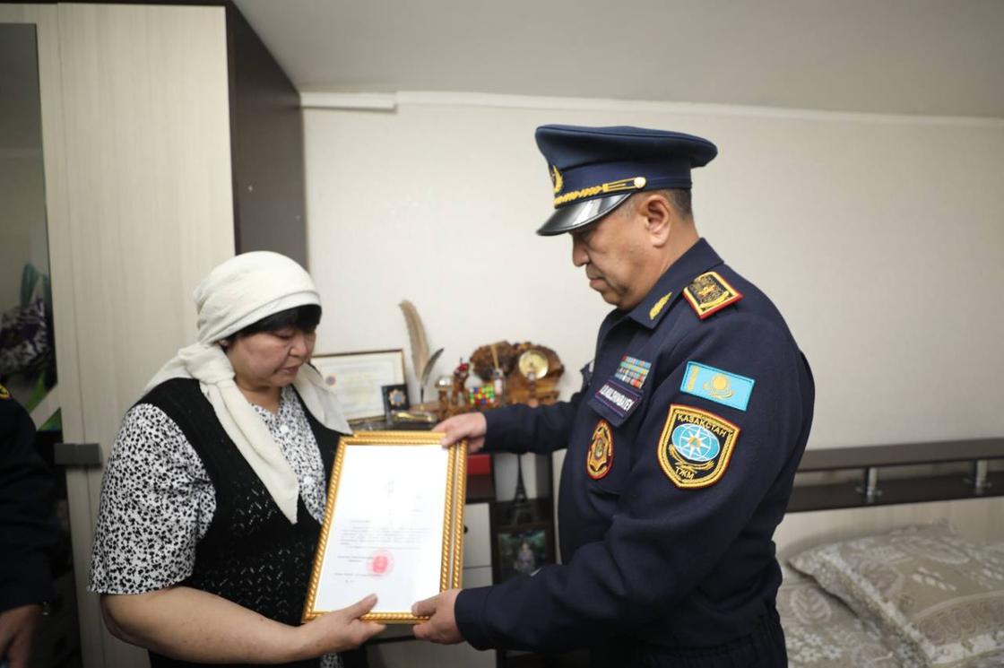 Вручение ордена "Айбын" III степени матери погибшего спасателя
