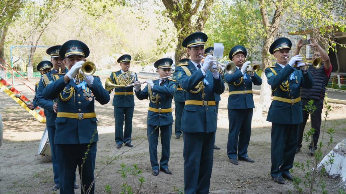 Военно-духовой оркестр исполняет песни Победы