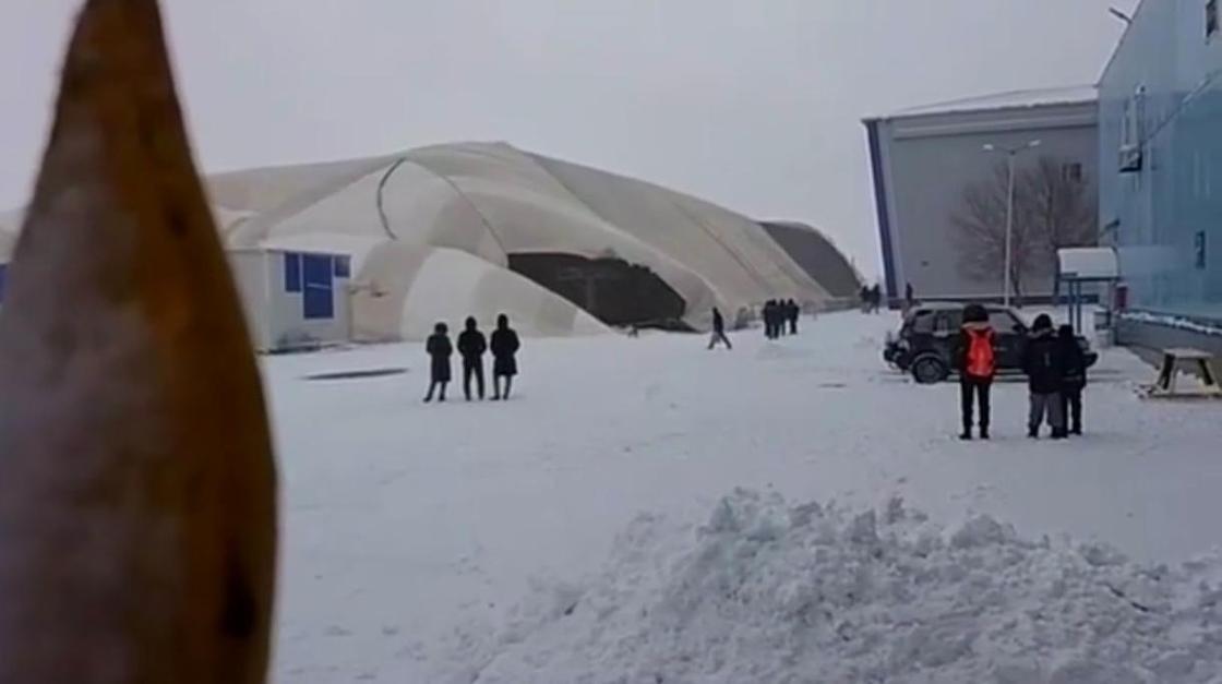 Купол футбольного стадиона лопнул в Сатпаеве (фото, видео)