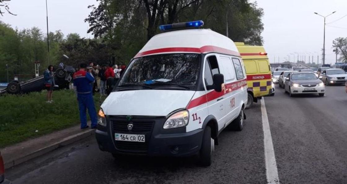 Перевернулся и залетел на АЗС: пять человек пострадали в аварии в Алматы (фото)