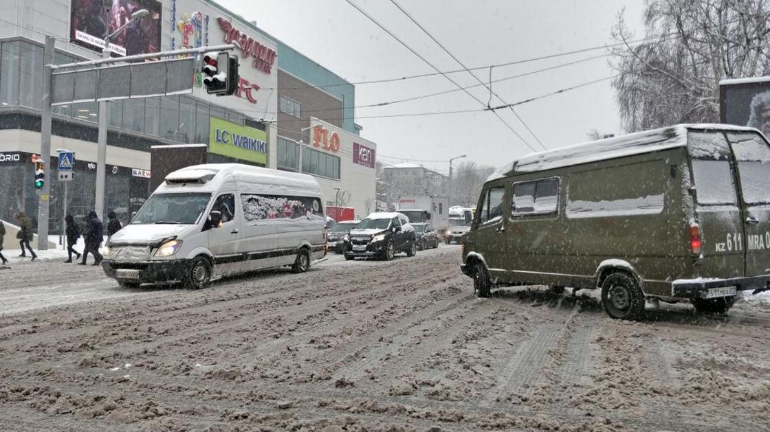 Алматы засыпало снегом: в городе восьмибалльные пробки (фото, видео)