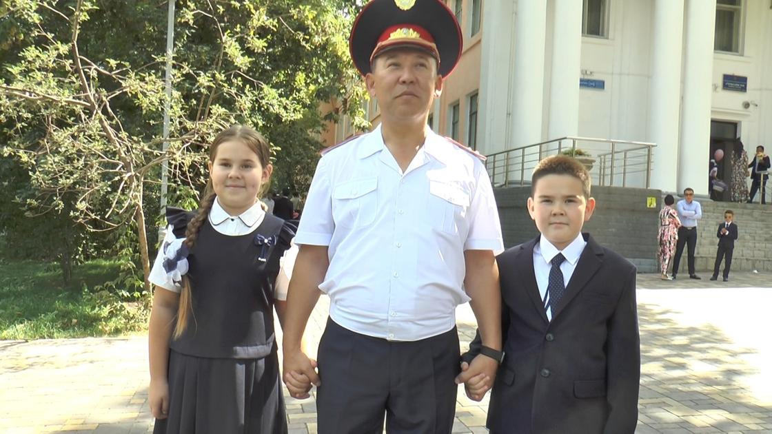 Главный госавтоинспектор Алматы переводил школьников через дорогу (фото)