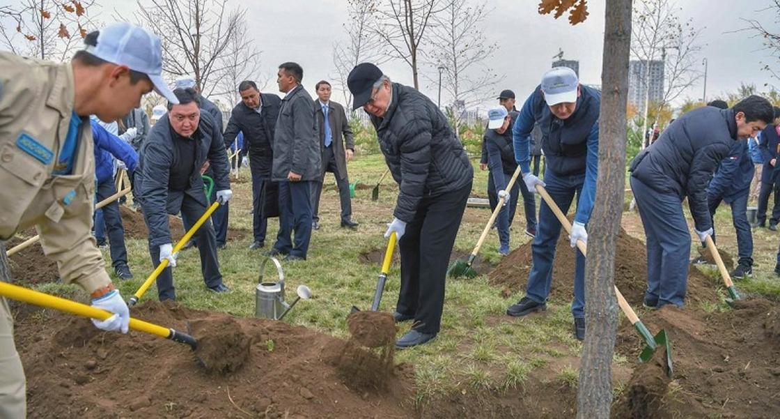 Токаев принял участие в субботнике и посадил деревья в Нур-Султане