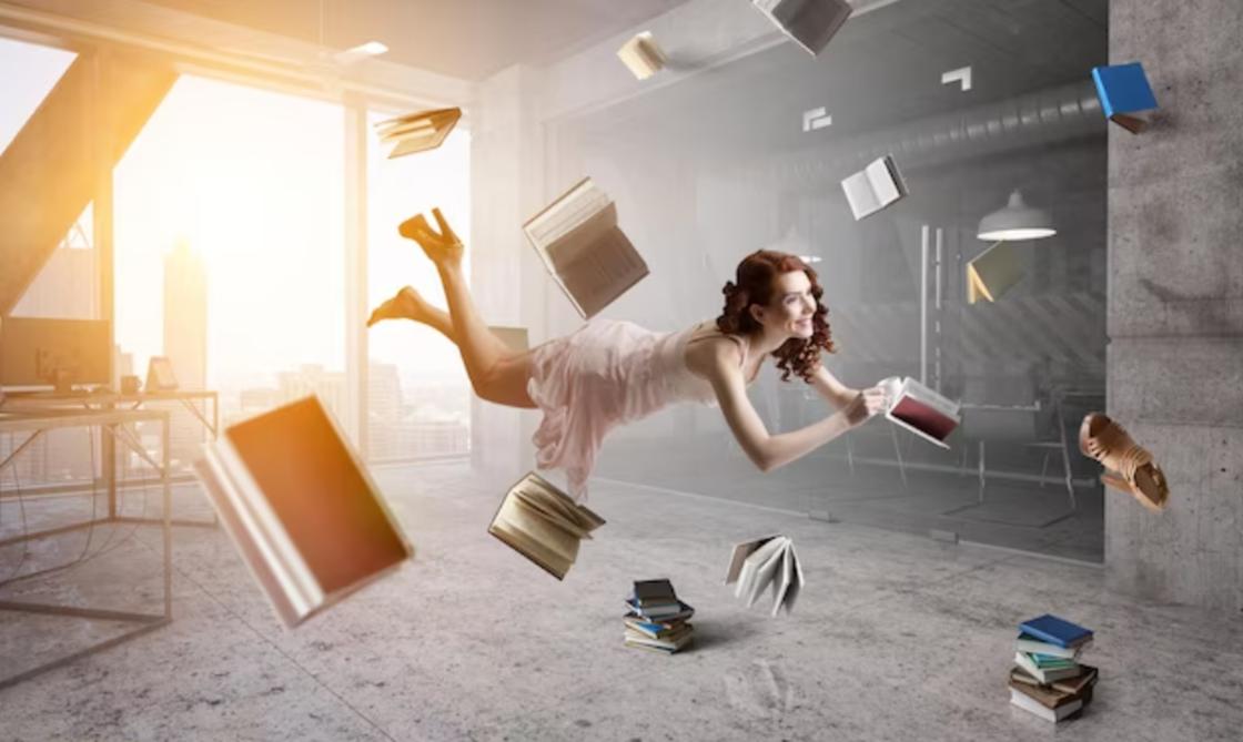 Девушка парит в воздухе в окружении книг