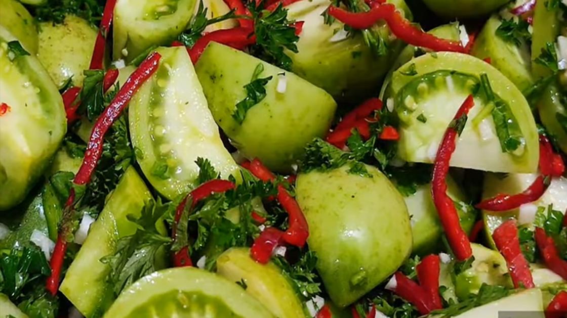 Как приготовить салат из зеленых помидор на зиму: рецепты и советы