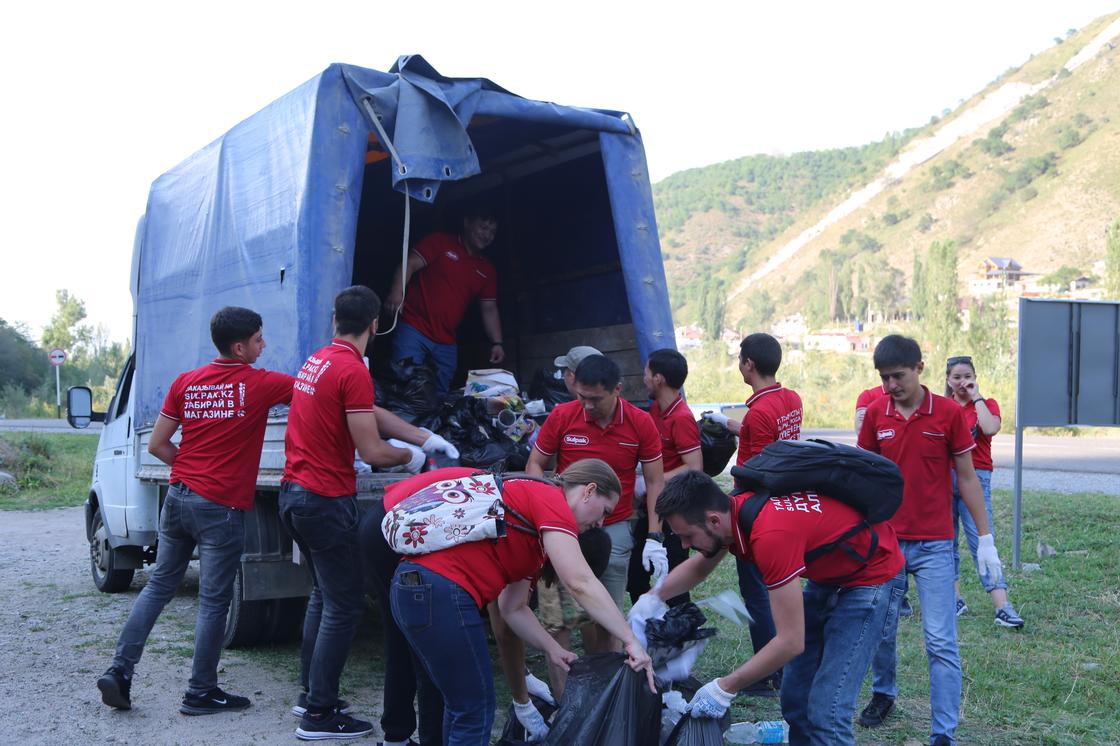 Никто не остался равнодушным: сотрудники Sulpak очистили горы, озера и Каспий от мусора