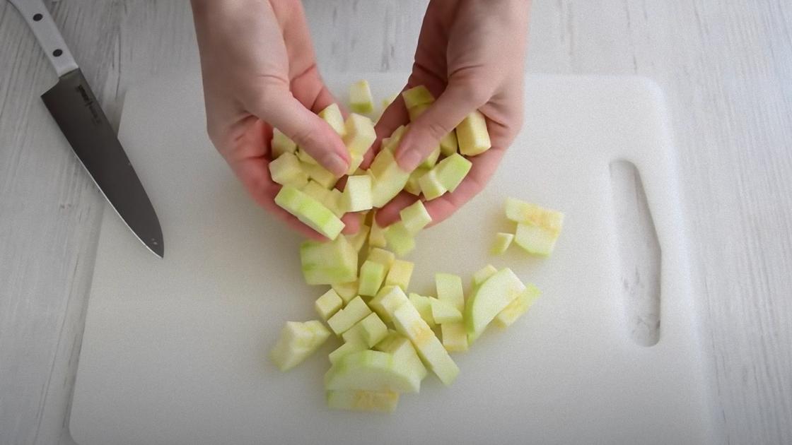 Кабачок, разрезанный кубиками Кабачок, разрезанный кубиками
