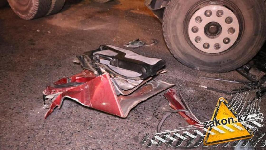 Водителя зажало в авто в результате ДТП в Алматы