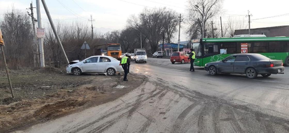 Автомобили столкнулись в Алматы