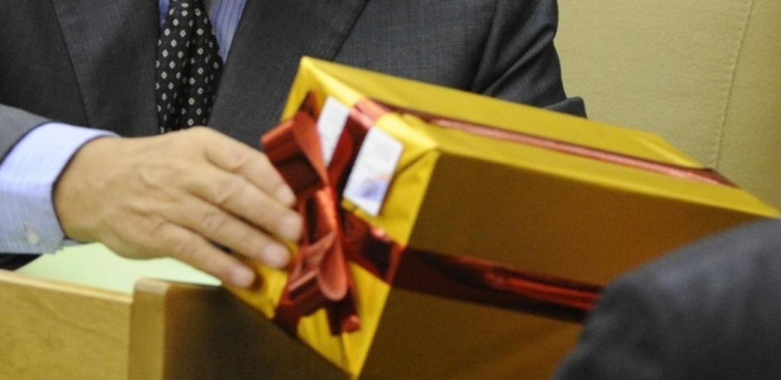 Шымкентские чиновники сдали свои подарки в спецфонд
