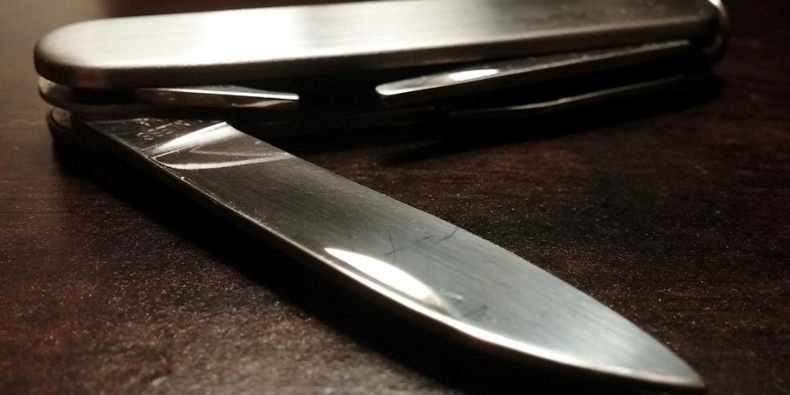 Четверо мужчин, угрожая хозяйке ножом, ограбили квартиру в Атырау (видео)
