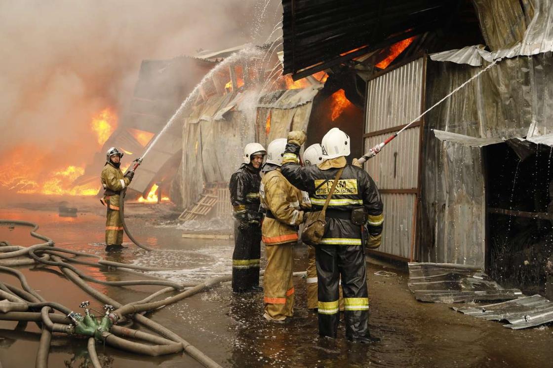 64 человека, 2 вертолета и 20 машин: как тушат крупный пожар в Алматы (фото)
