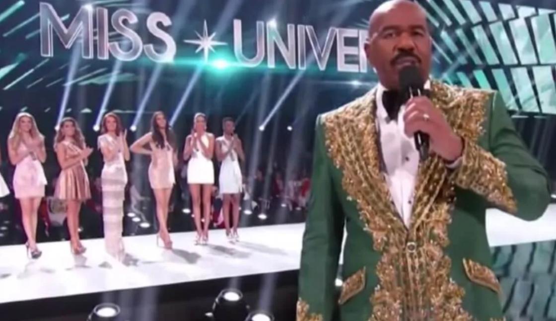 Ведущий "Мисс Вселенной" неудачно пошутил про колумбийцев, чем разозлил зрителей