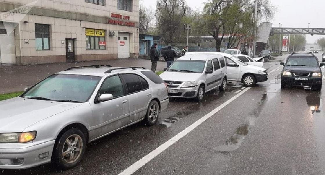 Водитель пострадал в массовой аварии: 6 машин столкнулись в карантинном Алматы (фото)