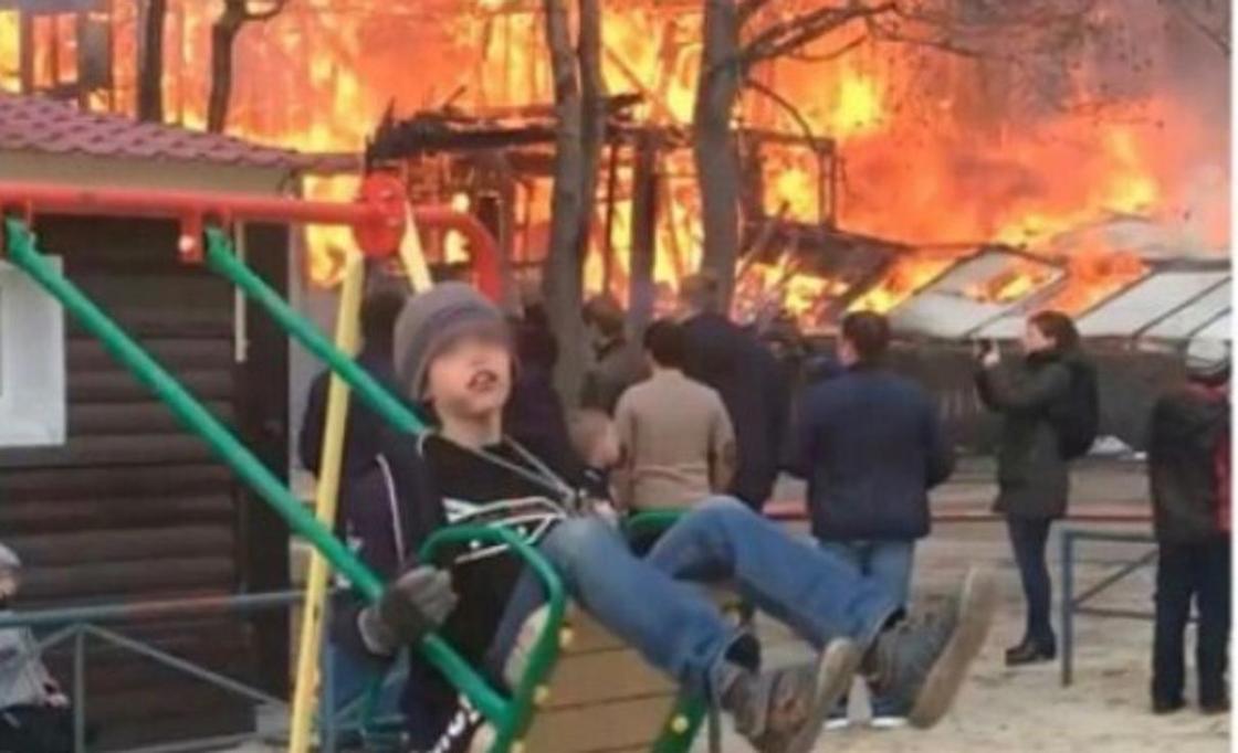 Н — Невозмутимость. Русский мальчик на качелях на фоне пожара стал новым мемом
