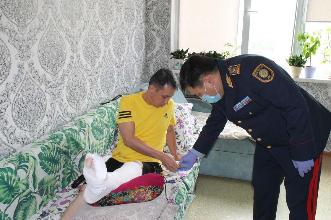 Поломавшего ногу при задержании педофила полицейского наградили в Алматы