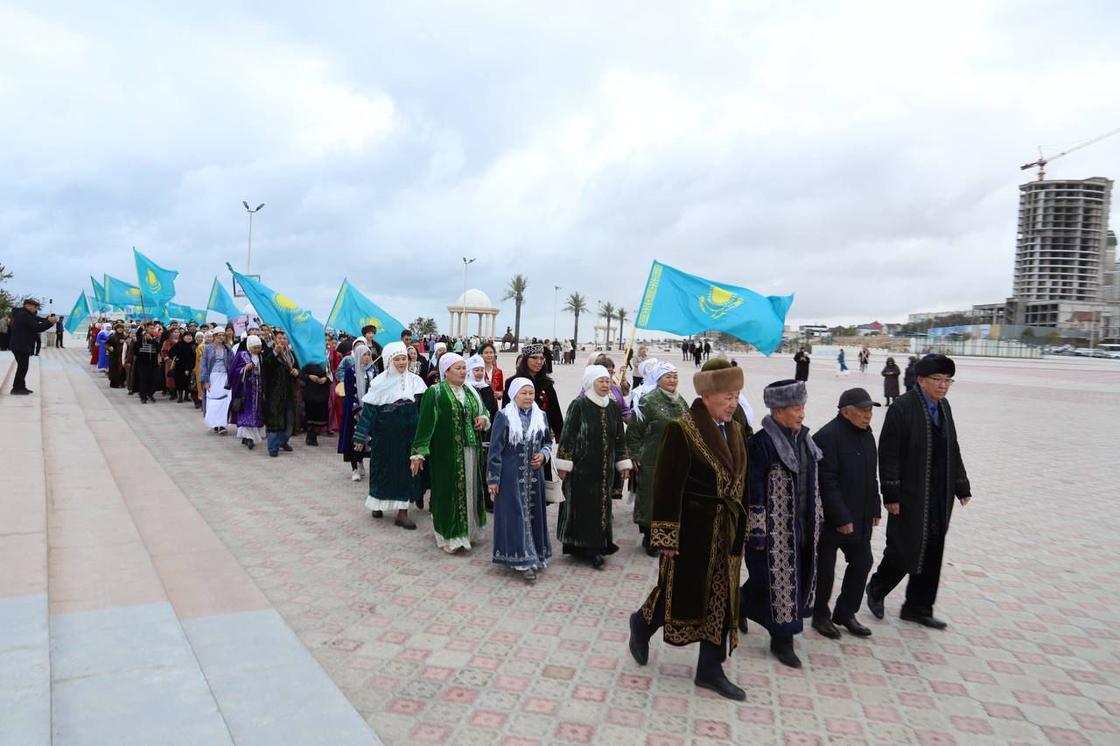 Парад национальной одежды в Актау