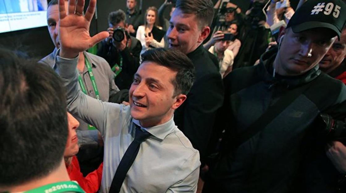 Выборы в Украине: Зеленский отказался жать руку Порошенко Выборы в Украине: Зеленский отказался жать руку Порошенко