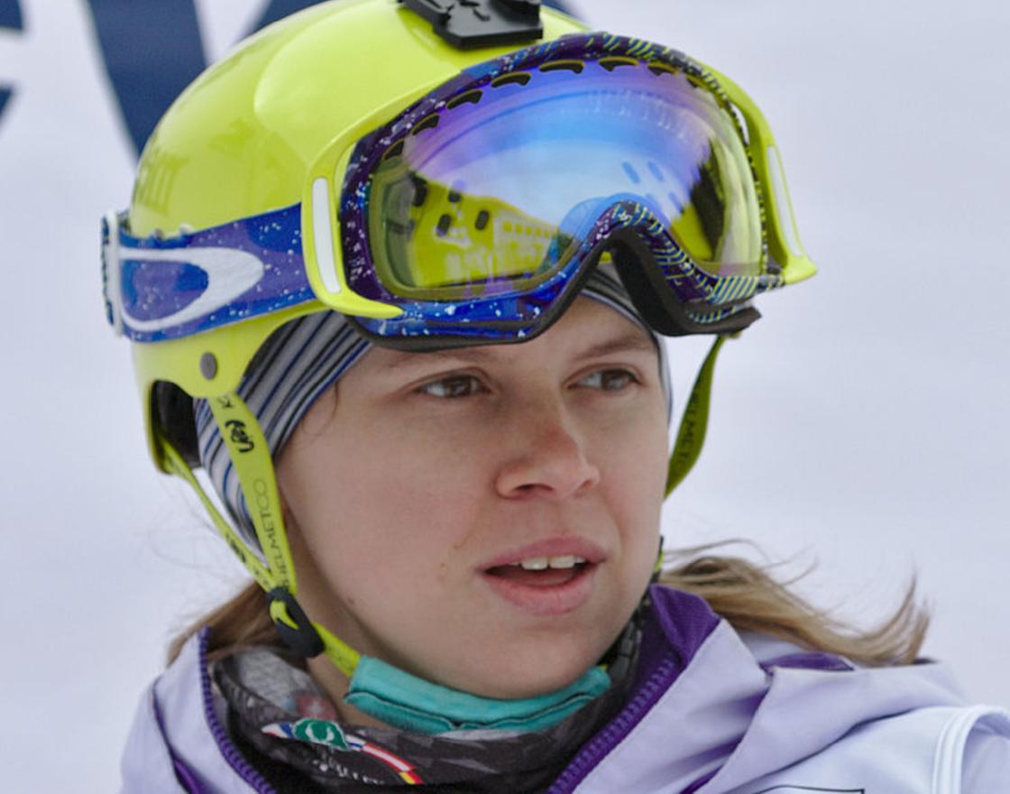 Юлия Галышева в шлеме на трассе в 2015 году