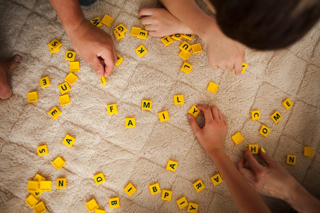 Дети вместе со взрослыми составляют слова из кубиков с буквами